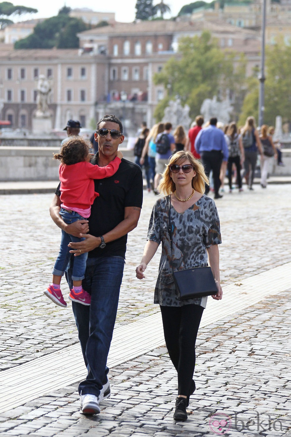 Ellen Pompeo y Chris Ivery con su hija Stella Luna paseando por Roma