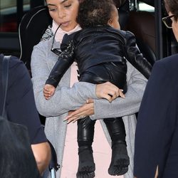 Kim Kardashian con su hija North West en brazos