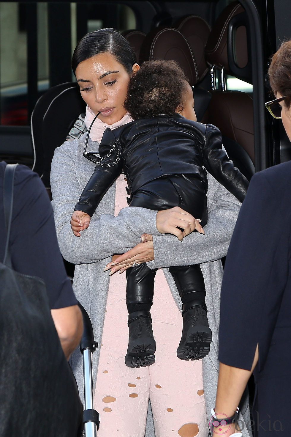 Kim Kardashian con su hija North West en brazos