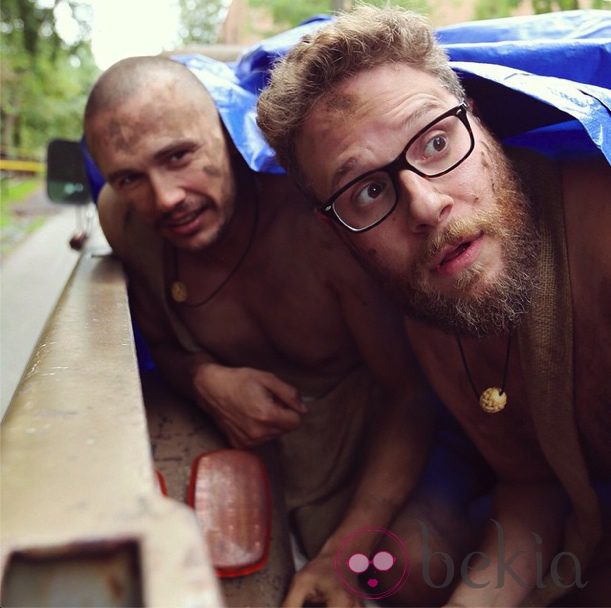 James Franco y Seth Rogen bajo un plástico azul