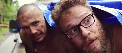 James Franco y Seth Rogen bajo un plástico azul