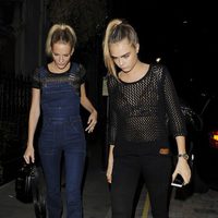 Poppy y Cara Delevingne salen por la noche en Londres