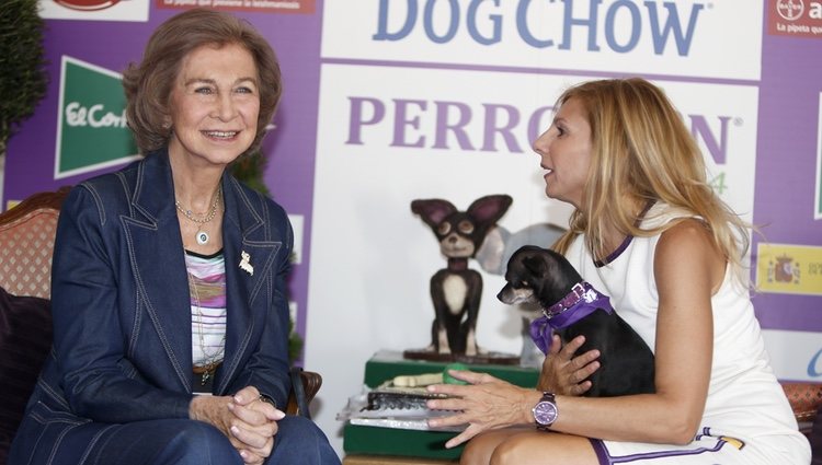 La Reina Sofía y Alejandra Botto en el Perroton Village 2014