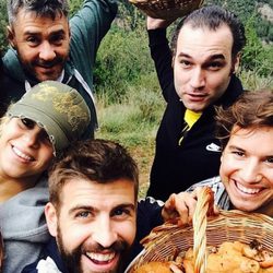 Shakira y Gerard Piqué cogen setas con unos amigos