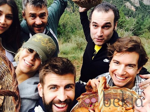 Shakira y Gerard Piqué cogen setas con unos amigos