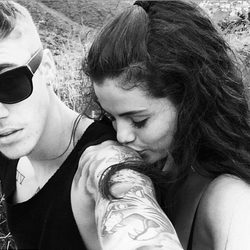 Selena Gomez besa el bíceps a Justin Bieber