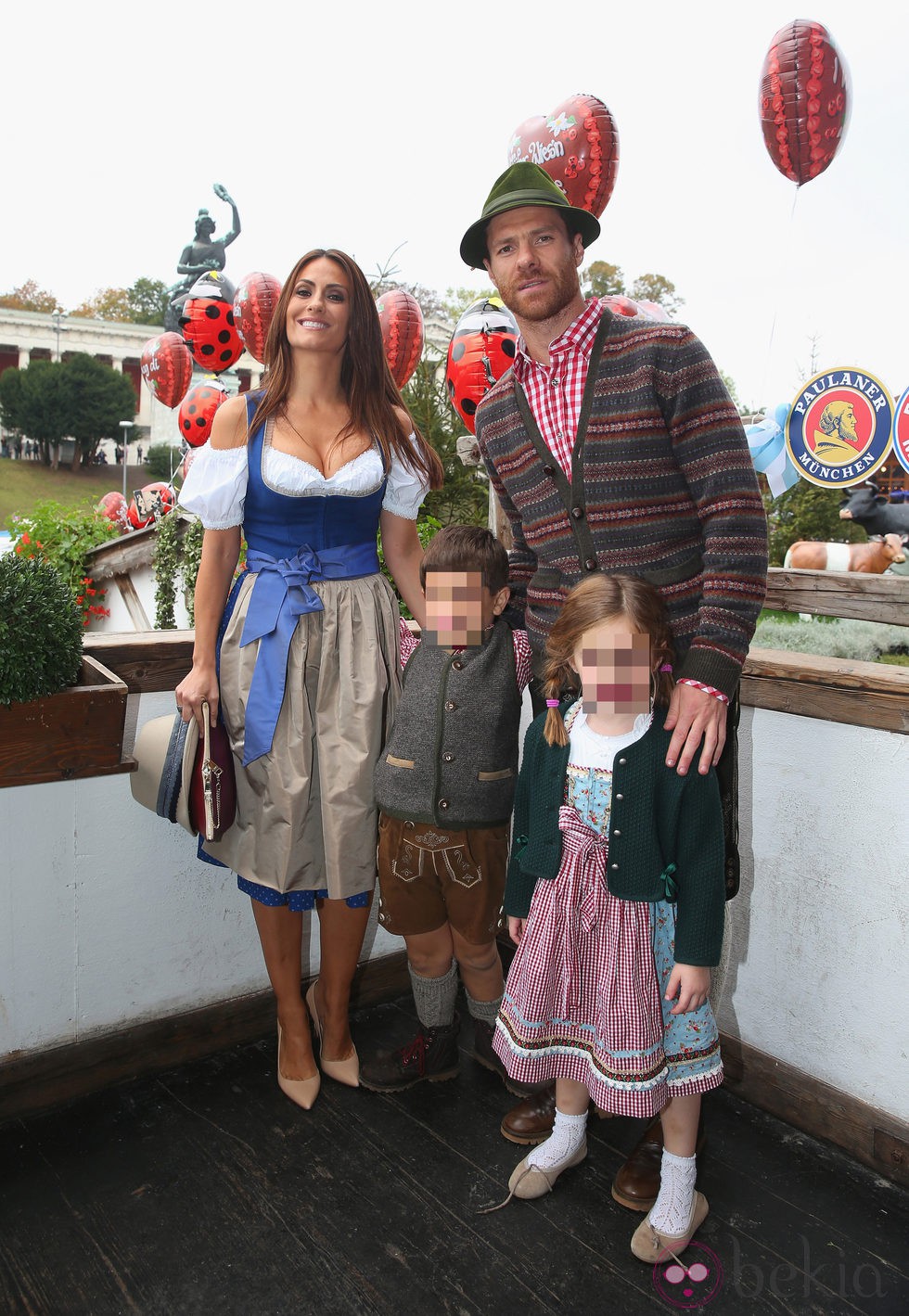 Xabi Alonso y Nagore Aranburu con sus hijos Jon y Ane en la Oktoberfest 2014