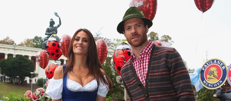 Xabi Alonso y Nagore Aranburu con sus hijos Jon y Ane en la Oktoberfest 2014