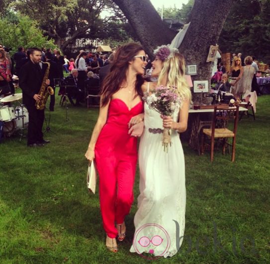 Bárbara Muñoz con Juana Acosta el día de su boda