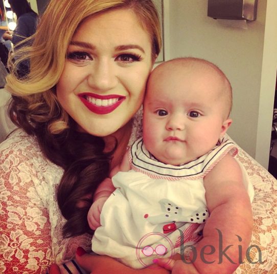 Kelly Clarkson con su hija River Rose en el set de rodaje de uno de sus videoclips