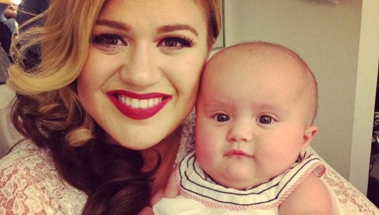 Kelly Clarkson con su hija River Rose en el set de rodaje de uno de sus videoclips