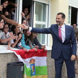 El Rey Felipe saluda a unas niñas en la apertura del Curso de Formación Profesional 2014/2015