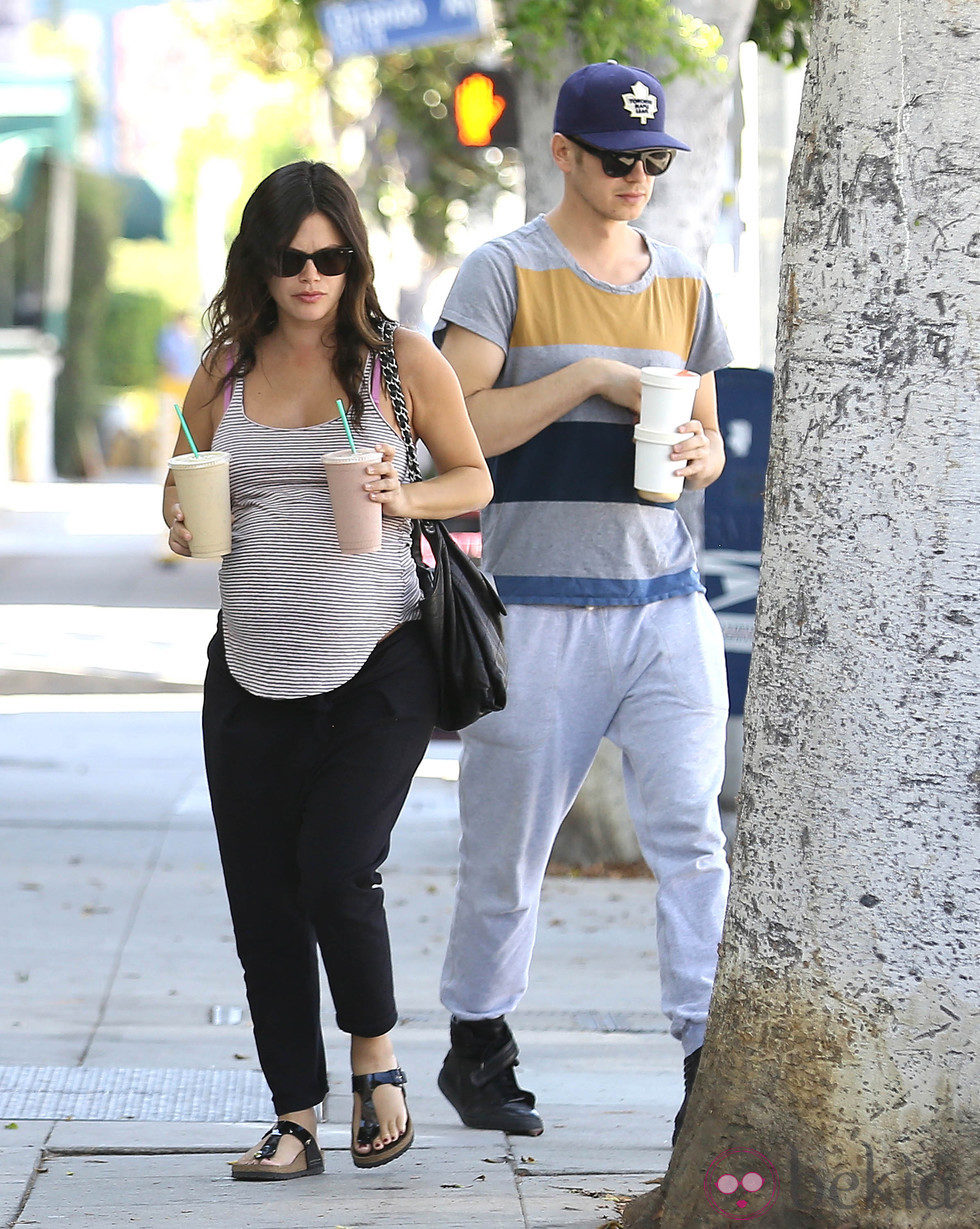 Rachel Bilson y Hayden Christensen paseando antes de ser padres