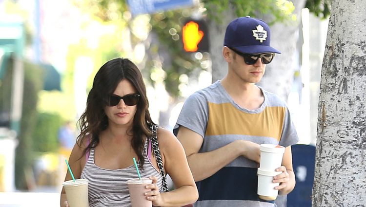 Rachel Bilson y Hayden Christensen paseando antes de ser padres