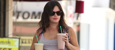 Rachel Bilson tomando batido antes de convertirse en madre