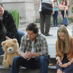 Ted, Mark Wahlberg y Amanda Seyfried en el rodaje de la película 'Ted 2'