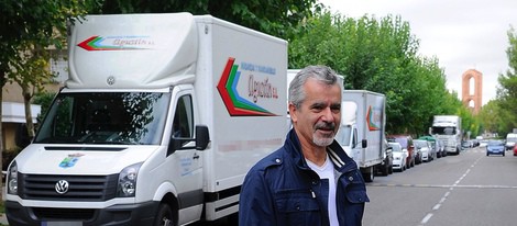 José Valenciano llegando a casa de Terelu Campos para ayudar con la mudanza