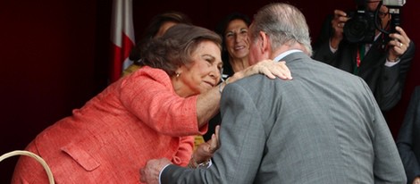 La Reina Sofía da un beso al Rey Juan Carlos en el Día de la Banderita 2014