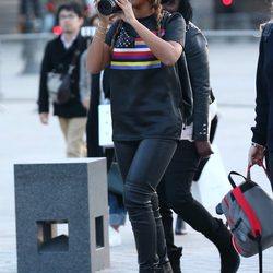 Beyoncé haciendo fotografas en los alrededores del Museo Louvre de París