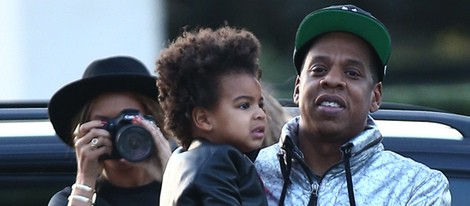 Beyoncé, Jay Z y Blue Ivy Carter en los alrededores del Museo Louvre de París