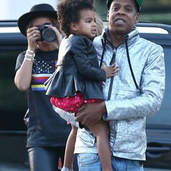 Beyoncé, Jay Z y Blue Ivy Carter en los alrededores del Museo Louvre de París