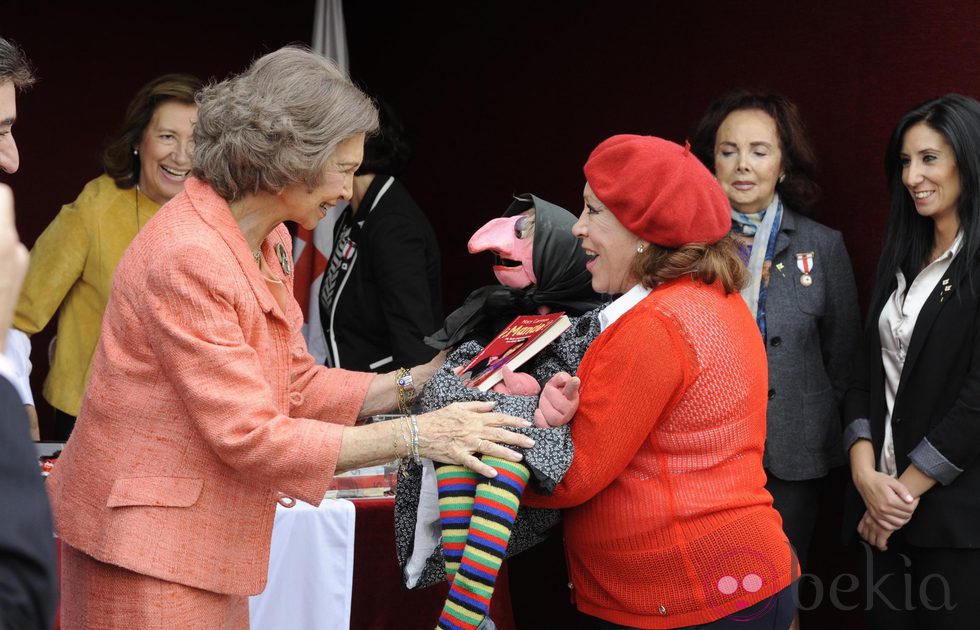 La Reina Sofía conoce a Doña Rogelia en el Día de la Banderita 2014