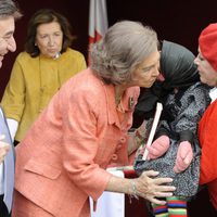 La Reina Sofía besa a Doña Rogelia en el Día de la Banderita 2014