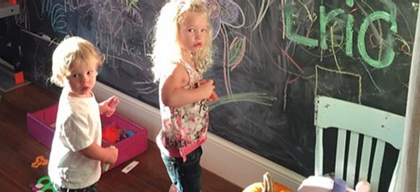 Los hijos de Jessica Simpson pintando en una pizarra