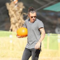 Harry Styles comprando una calabaza para la fiesta de Halloween