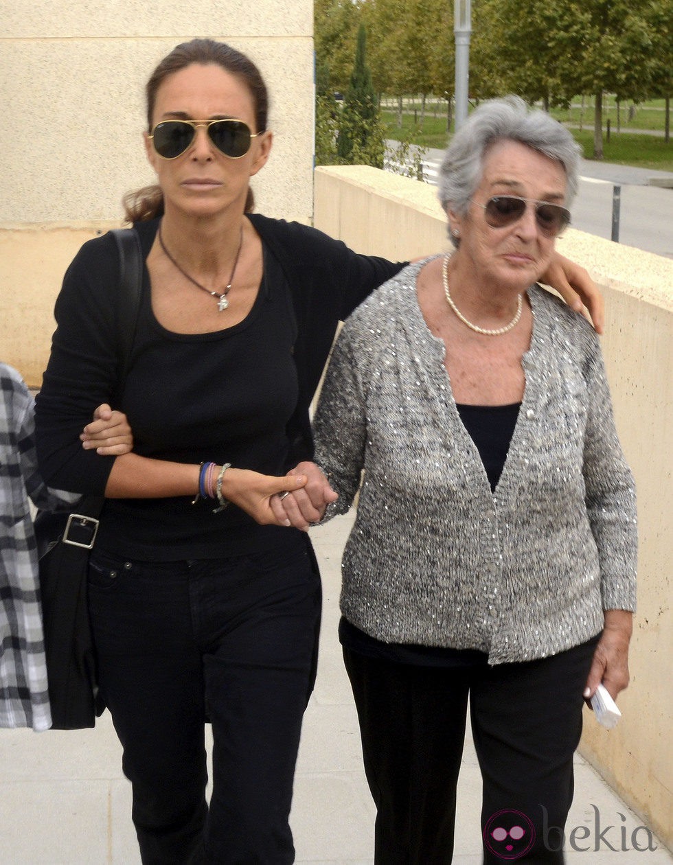 Lydia Bosch con su madre en el tanatorio de su padre