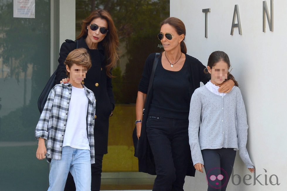 Lydia Bosch con sus hijos y Paloma Cuevas en el tanatorio de su padre