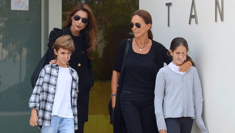 Lydia Bosch con sus hijos y Paloma Cuevas en el tanatorio de su padre