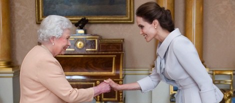 Angelina Jolie saluda a la Reina Isabel II en Buckingham Palace