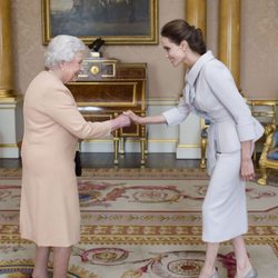 Angelina Jolie saluda a la Reina Isabel II en Buckingham Palace