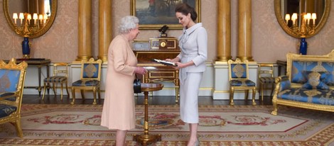 La Reina Isabel entrega la Gran Cruz de la Orden de San Miguel y San Jorge a Angelina Jolie