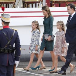 La Reina Letizia, la Princesa Leonor y la Infanta Sofía con Mariano Rajoy en el Día de la Hispanidad 2014