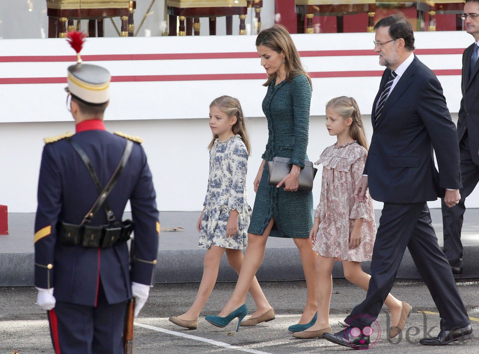 La Reina Letizia, la Princesa Leonor y la Infanta Sofía con Mariano Rajoy en el Día de la Hispanidad 2014