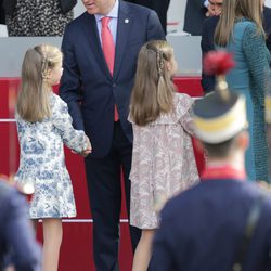 La Princesa Leonor y la Infanta Sofía saludan a las autoridades en su primer Día de la Hispanidad