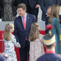 La Princesa Leonor y la Infanta Sofía saludan a las autoridades en su primer Día de la Hispanidad