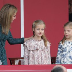 La Reina Letizia, pendiente de la Princesa Leonor y la Infanta Sofía en el Día de la Hispanidad 2014