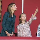 La Princesa Leonor señala al cielo junto a la Reina Letizia en el Día de la Hispanidad 2014