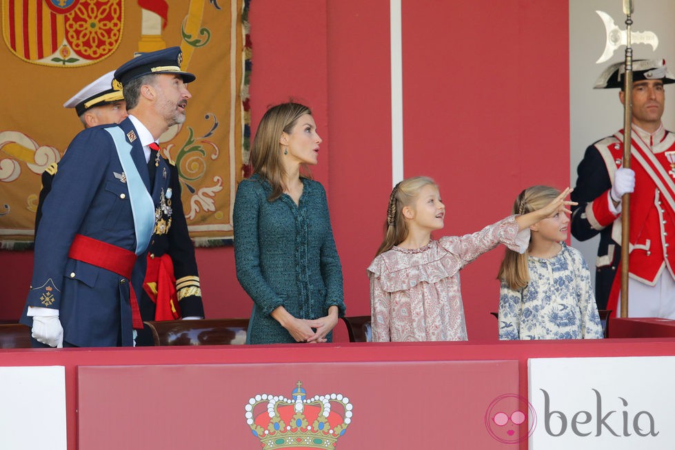 Los Reyes de España y sus hijas en el Día de la Hispanidad 2014