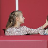 La Princesa Leonor acaricia a la Infanta Sofía en el Día de la Hispanidad 2014