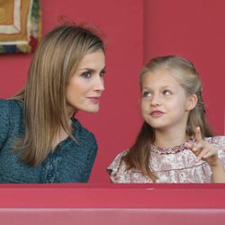 La Princesa Leonor hace una pregunta a la Reina Letizia en el Día de la Hispanidad 2014