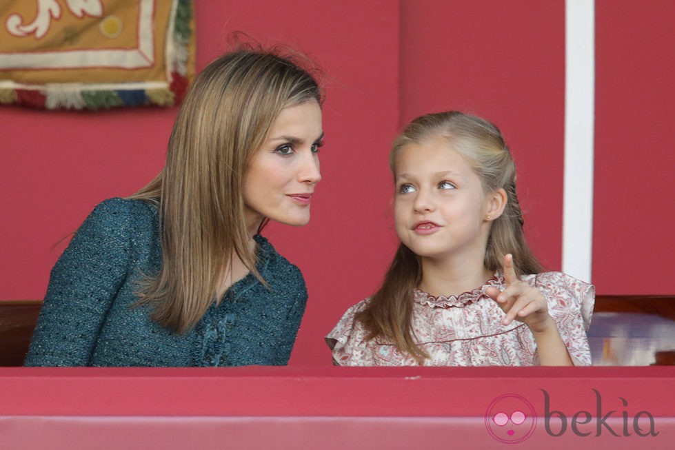 La Princesa Leonor hace una pregunta a la Reina Letizia en el Día de la Hispanidad 2014