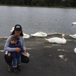 Daniella Semaan con su hija Lia en el parque