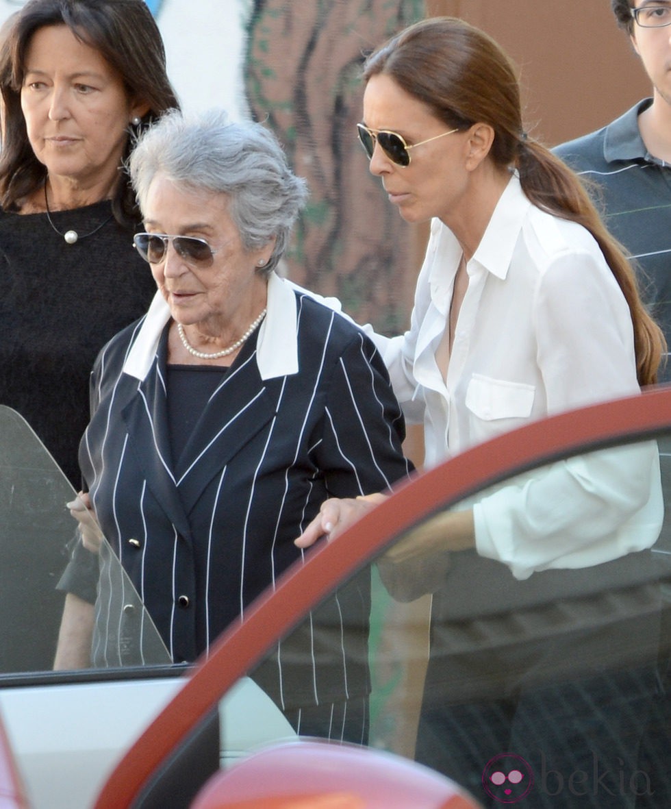 Lydia Bosch junto a su madre Lidia en el funeral de su padre