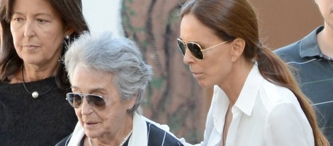 Lydia Bosch junto a su madre Lidia en el funeral de su padre