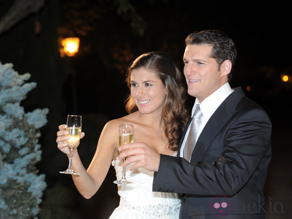 Manu Tenorio y Silvia Casas brindando el día de su boda