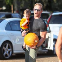 Ian Ziering con su hija en la plantación de calabazadas de Los Angeles